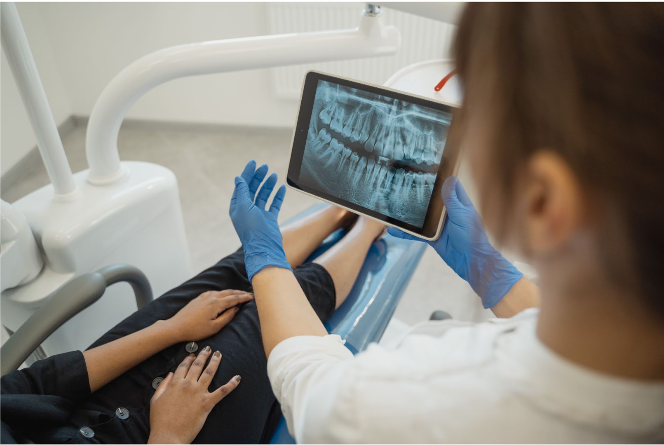 牙醫師時常透過X光向患者解釋口腔狀況